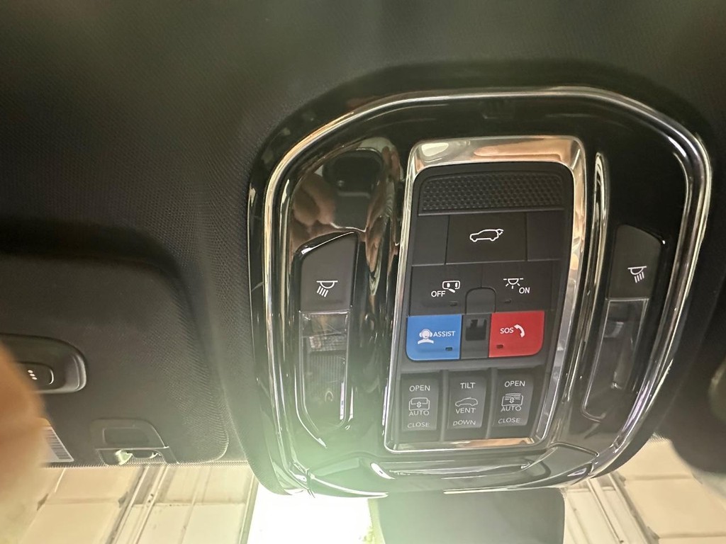 Jeep Grand Cherokee 4xe Vehicle Full-screen Gallery Image 20