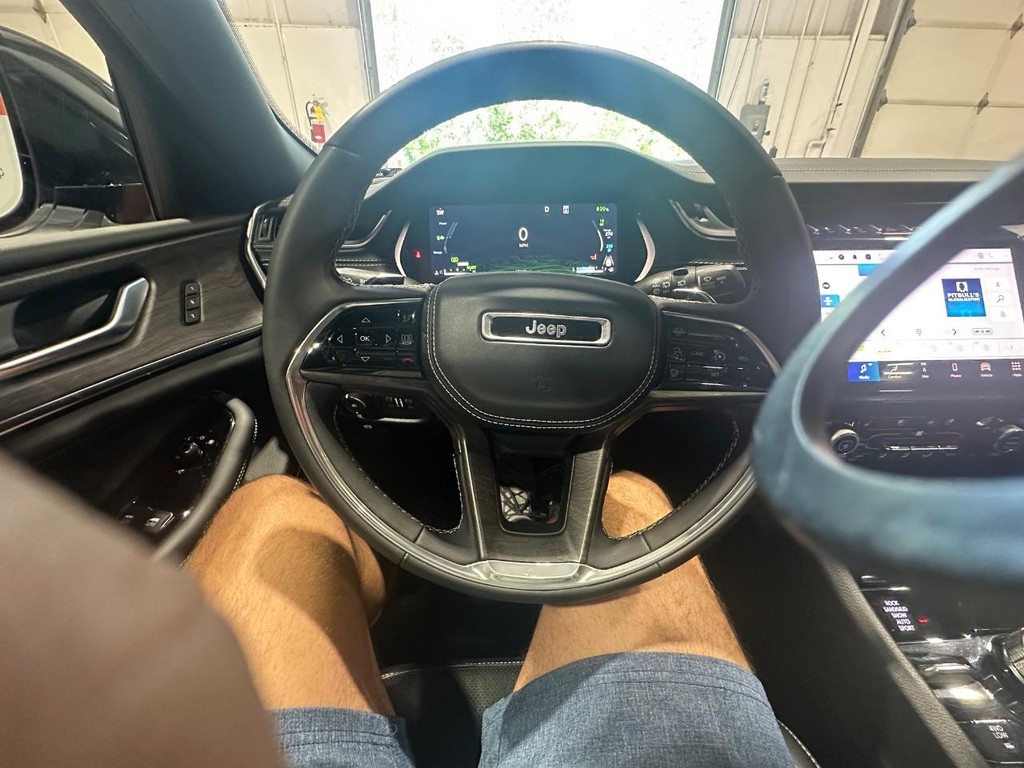 Jeep Grand Cherokee 4xe Vehicle Full-screen Gallery Image 22