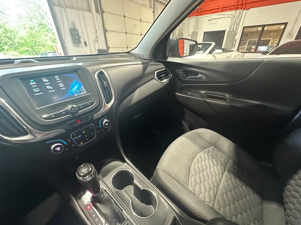 Chevrolet Equinox Vehicle Full-screen Gallery Image 17