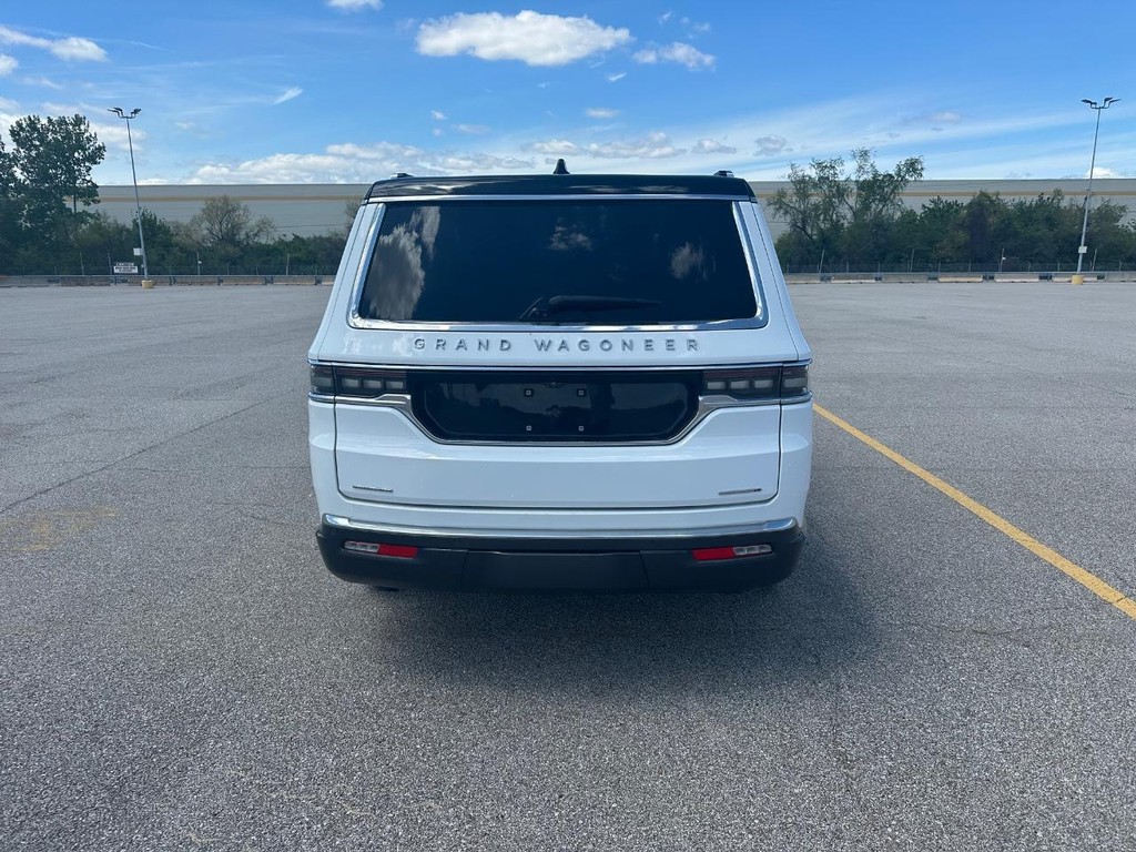 Jeep Grand Wagoneer Vehicle Full-screen Gallery Image 8