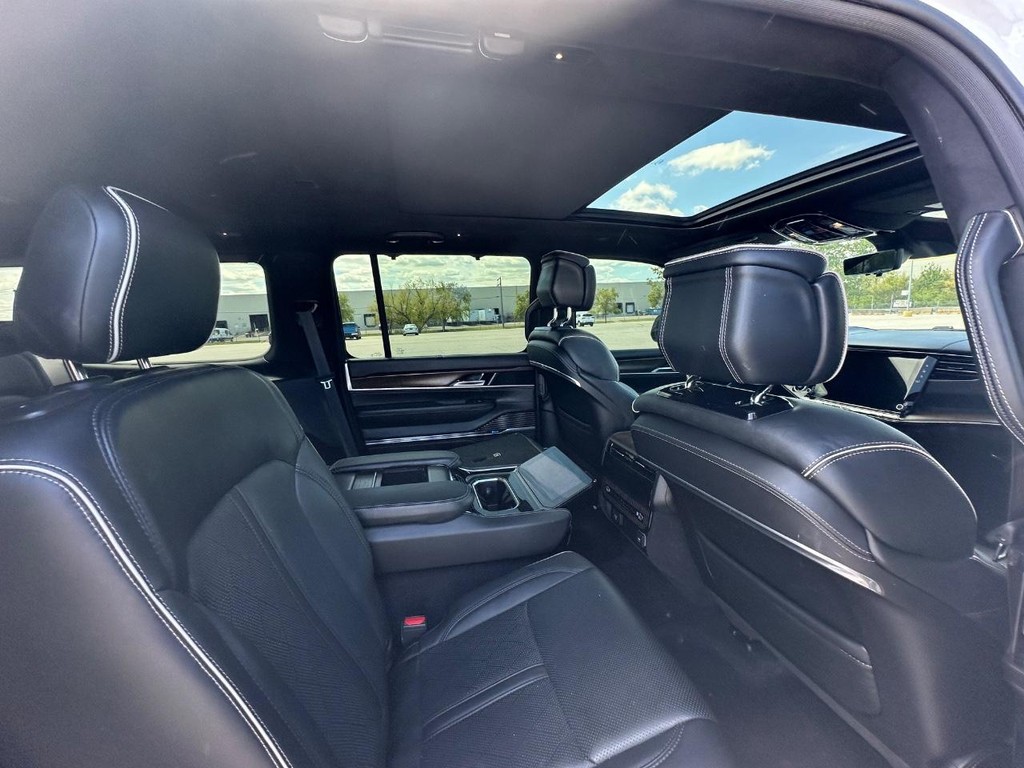 Jeep Grand Wagoneer Vehicle Full-screen Gallery Image 15