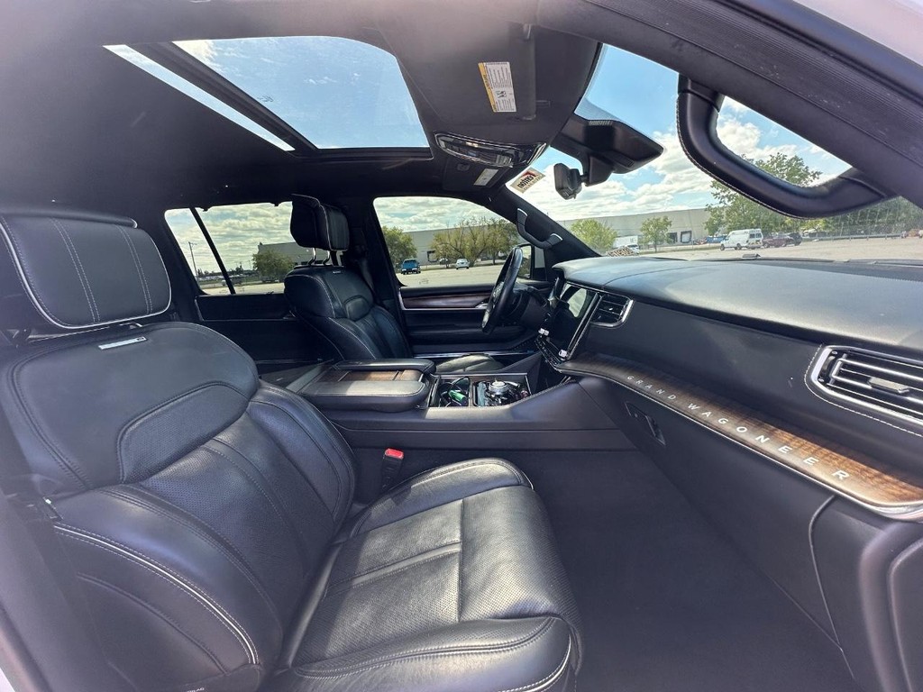 Jeep Grand Wagoneer Vehicle Full-screen Gallery Image 18