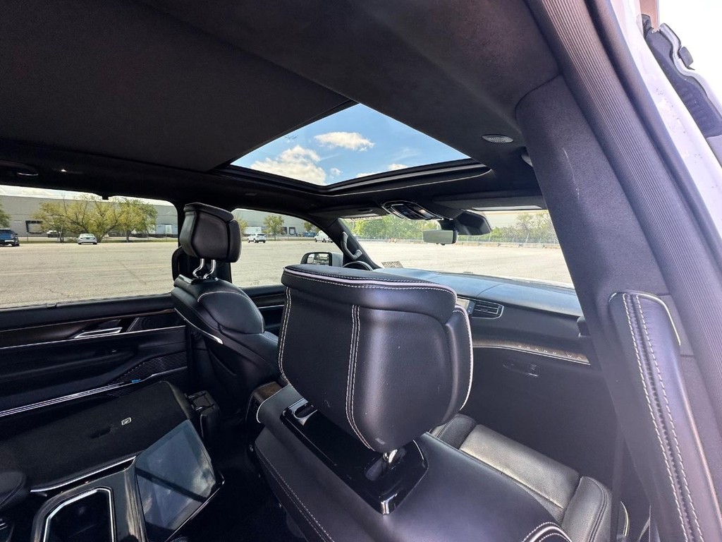 Jeep Grand Wagoneer Vehicle Full-screen Gallery Image 19