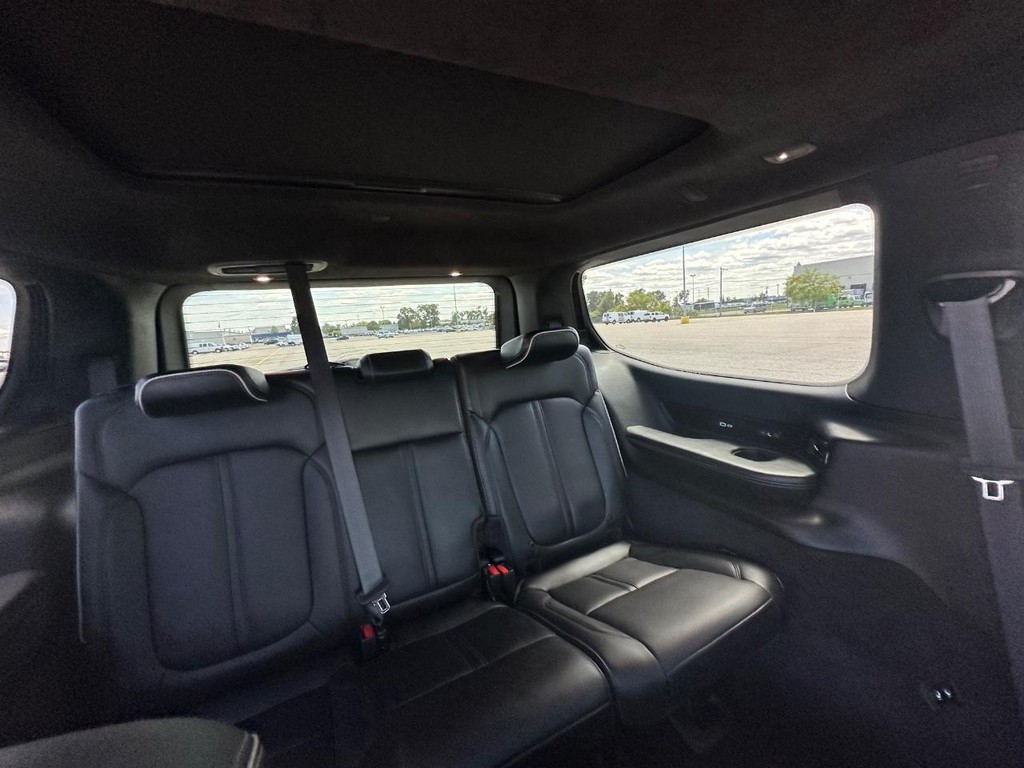 Jeep Grand Wagoneer Vehicle Full-screen Gallery Image 20