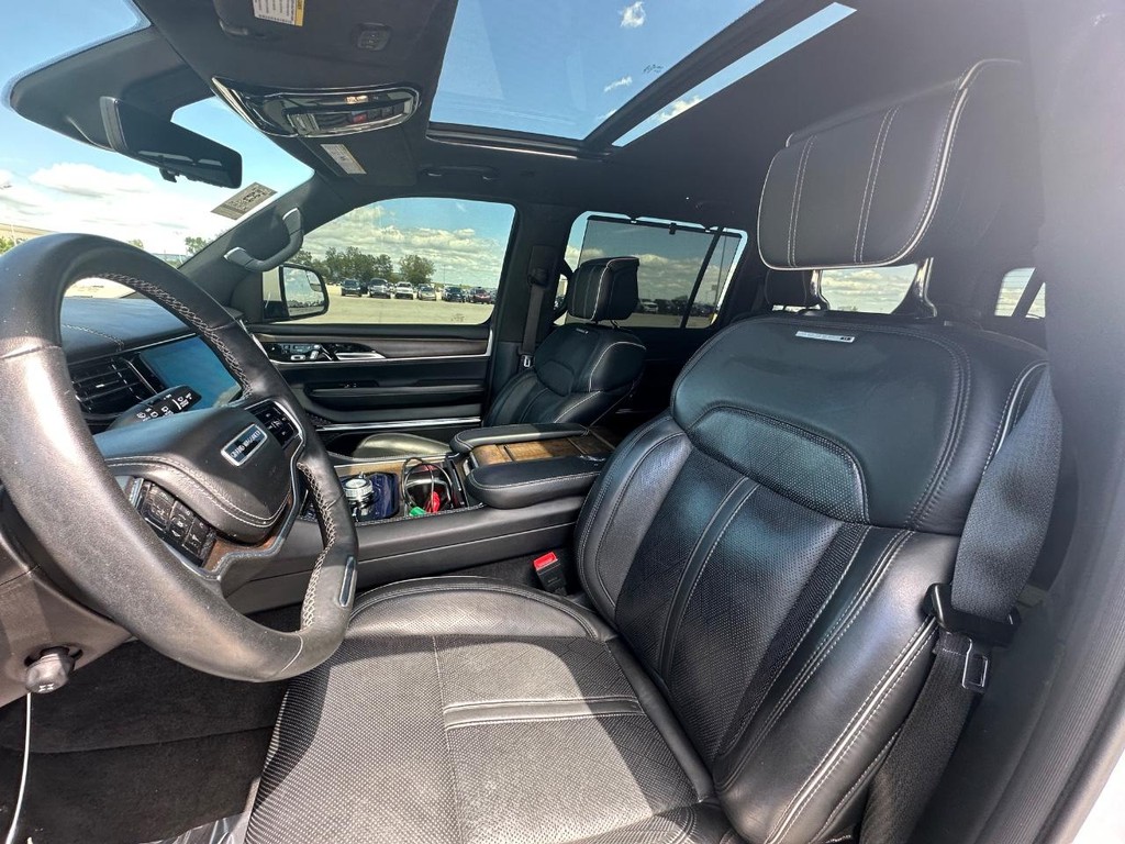 Jeep Grand Wagoneer Vehicle Full-screen Gallery Image 21