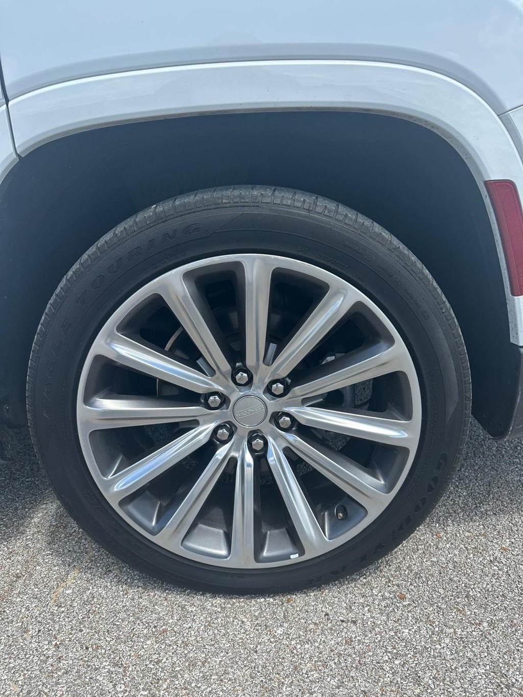 Jeep Grand Wagoneer Vehicle Full-screen Gallery Image 23