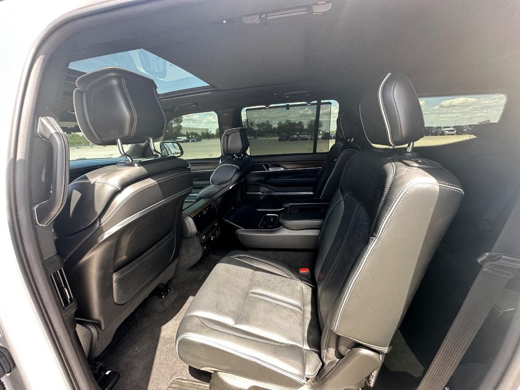 Jeep Grand Wagoneer Vehicle Full-screen Gallery Image 24