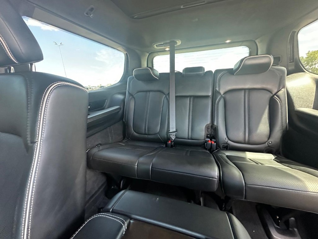 Jeep Grand Wagoneer Vehicle Full-screen Gallery Image 25