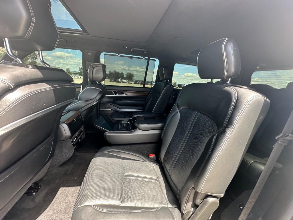 Jeep Grand Wagoneer Vehicle Full-screen Gallery Image 26