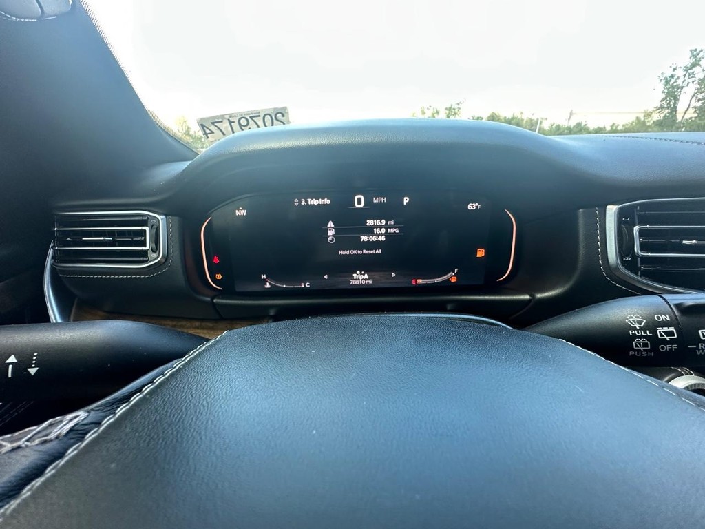 Jeep Grand Wagoneer Vehicle Full-screen Gallery Image 27