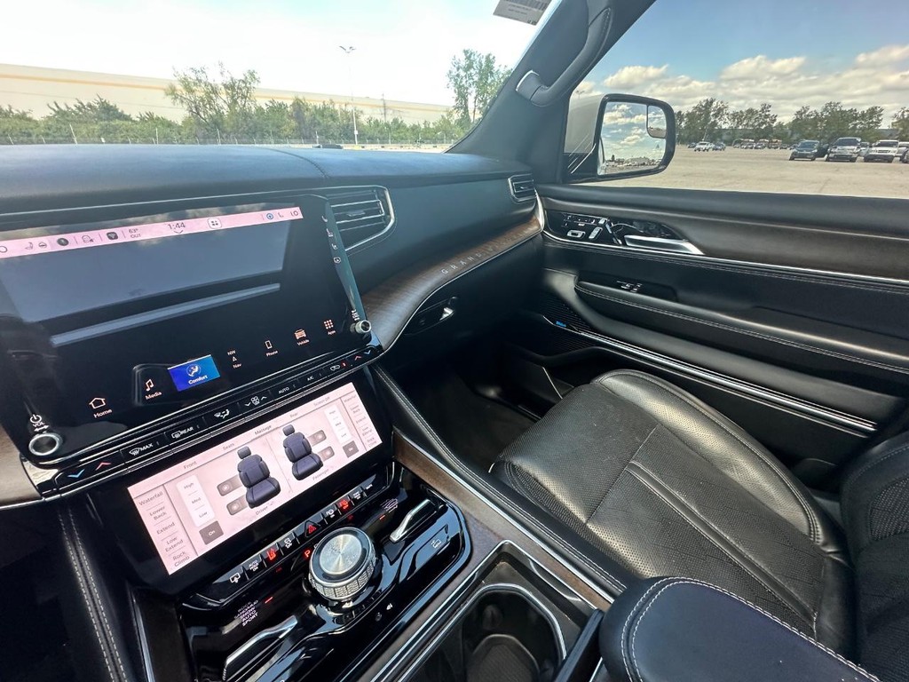 Jeep Grand Wagoneer Vehicle Full-screen Gallery Image 28