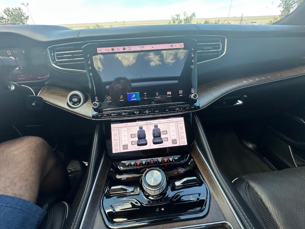 Jeep Grand Wagoneer Vehicle Full-screen Gallery Image 29