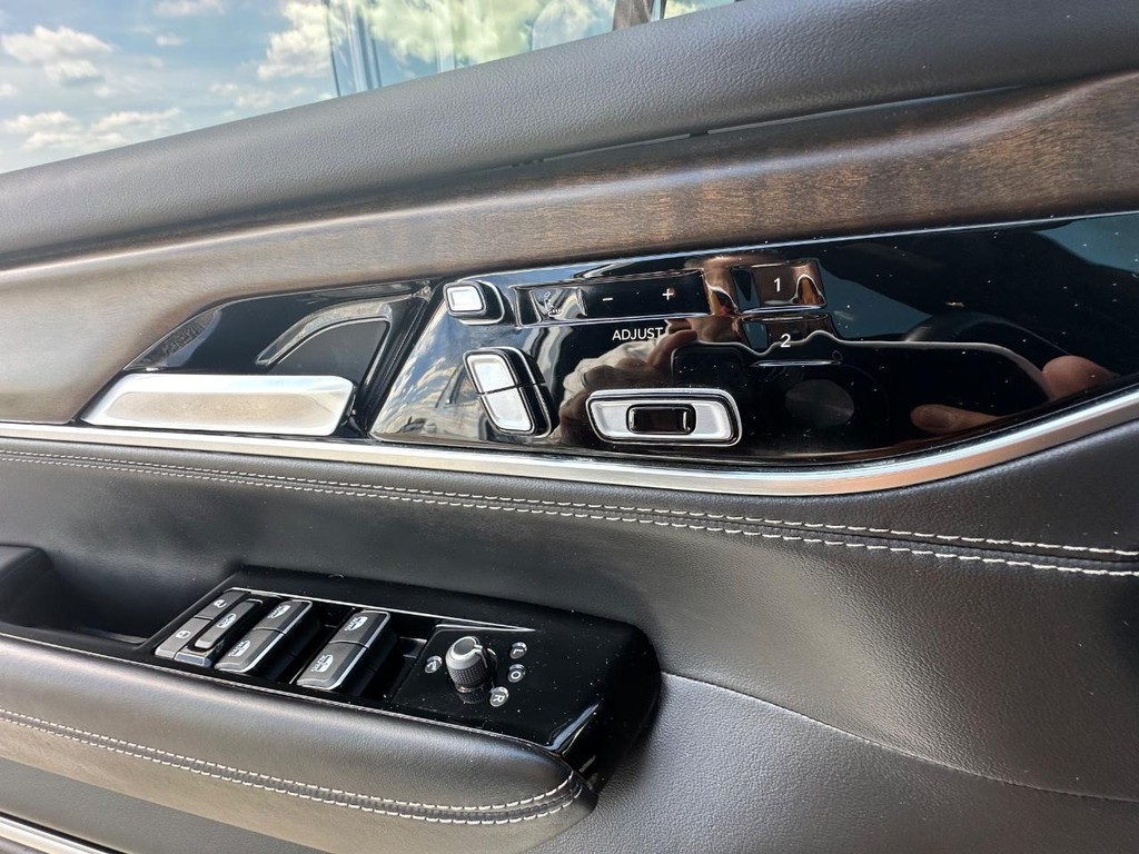 Jeep Grand Wagoneer Vehicle Full-screen Gallery Image 30