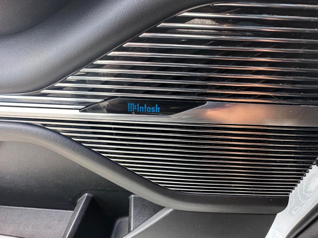 Jeep Grand Wagoneer Vehicle Full-screen Gallery Image 31