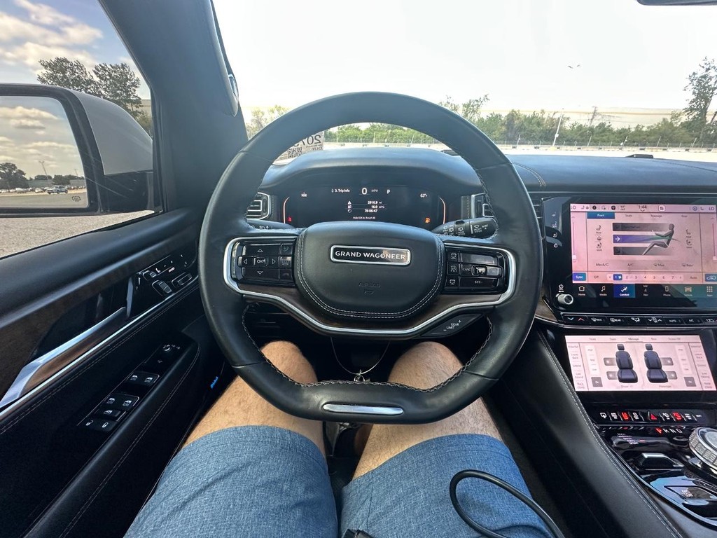 Jeep Grand Wagoneer Vehicle Full-screen Gallery Image 32