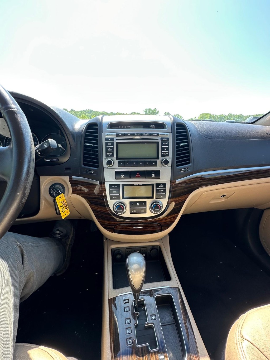 Hyundai Santa Fe Vehicle Full-screen Gallery Image 12