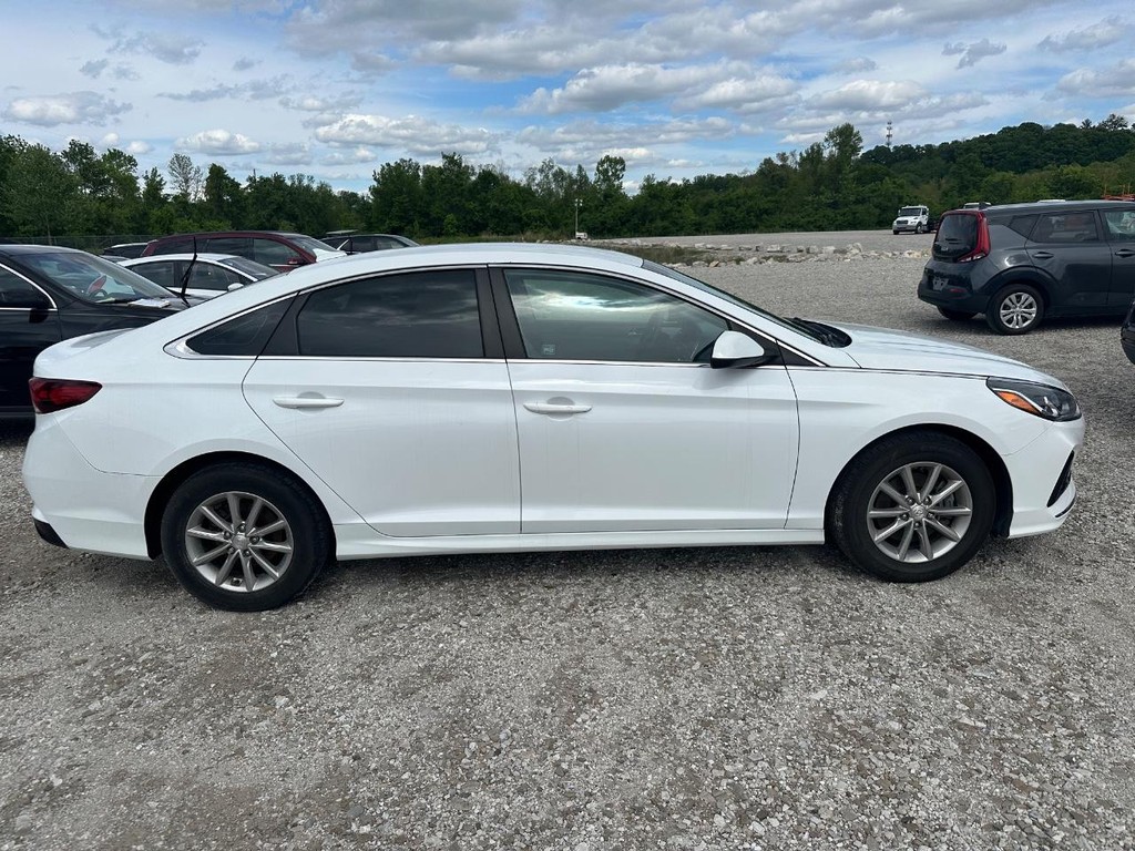Hyundai Sonata Vehicle Full-screen Gallery Image 2