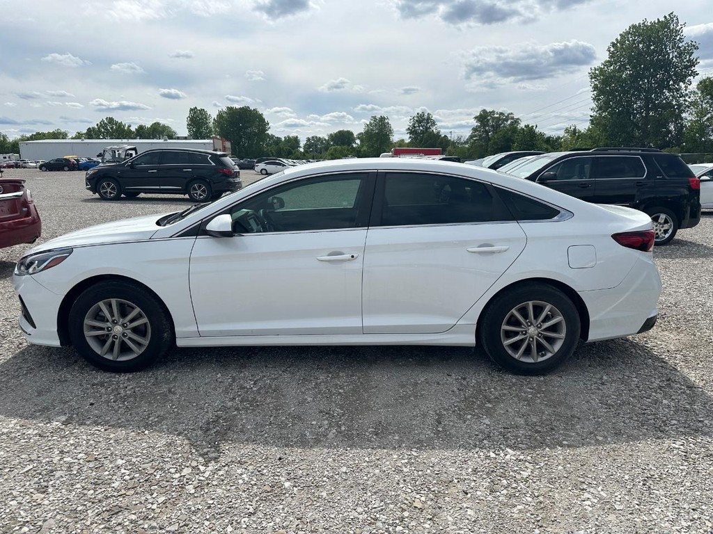 Hyundai Sonata Vehicle Full-screen Gallery Image 4