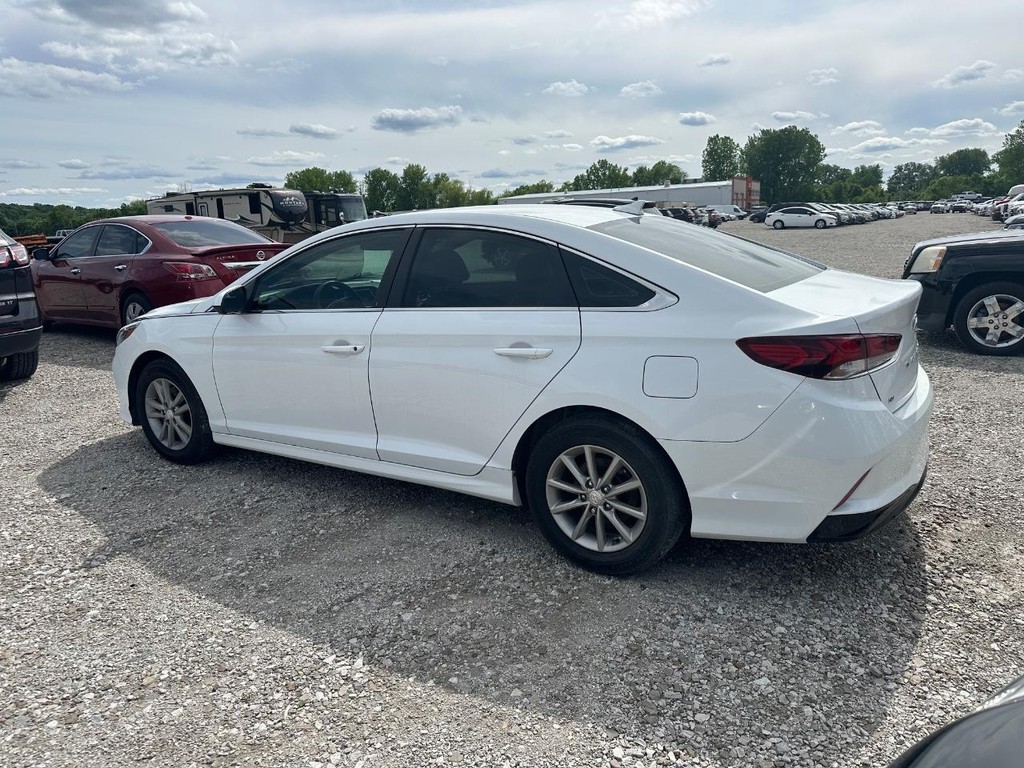 Hyundai Sonata Vehicle Full-screen Gallery Image 5
