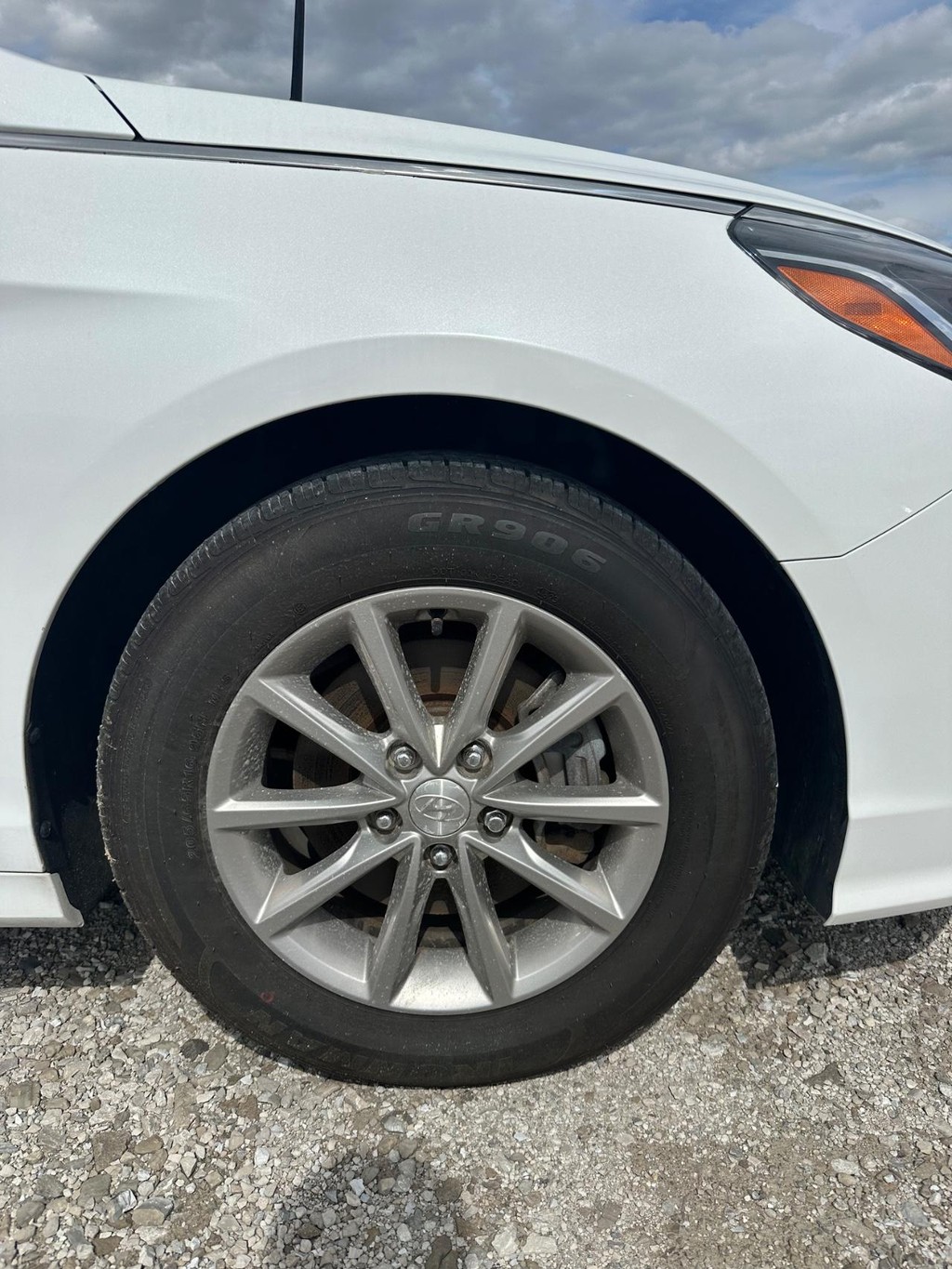 Hyundai Sonata Vehicle Full-screen Gallery Image 7