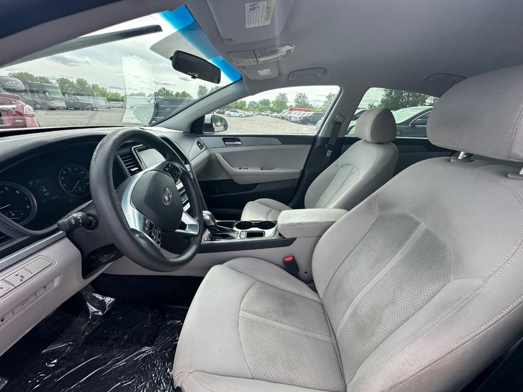 Hyundai Sonata Vehicle Full-screen Gallery Image 10