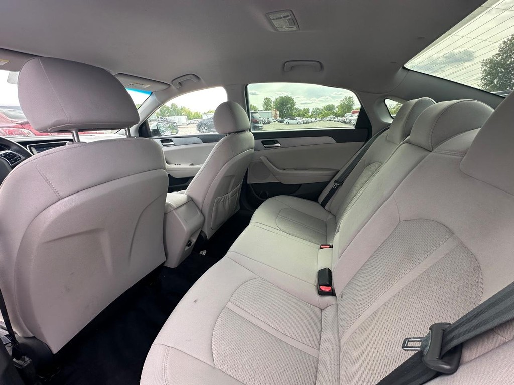 Hyundai Sonata Vehicle Full-screen Gallery Image 11