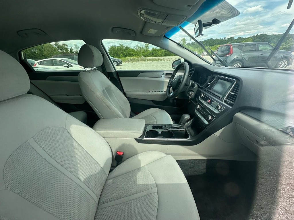 Hyundai Sonata Vehicle Full-screen Gallery Image 12