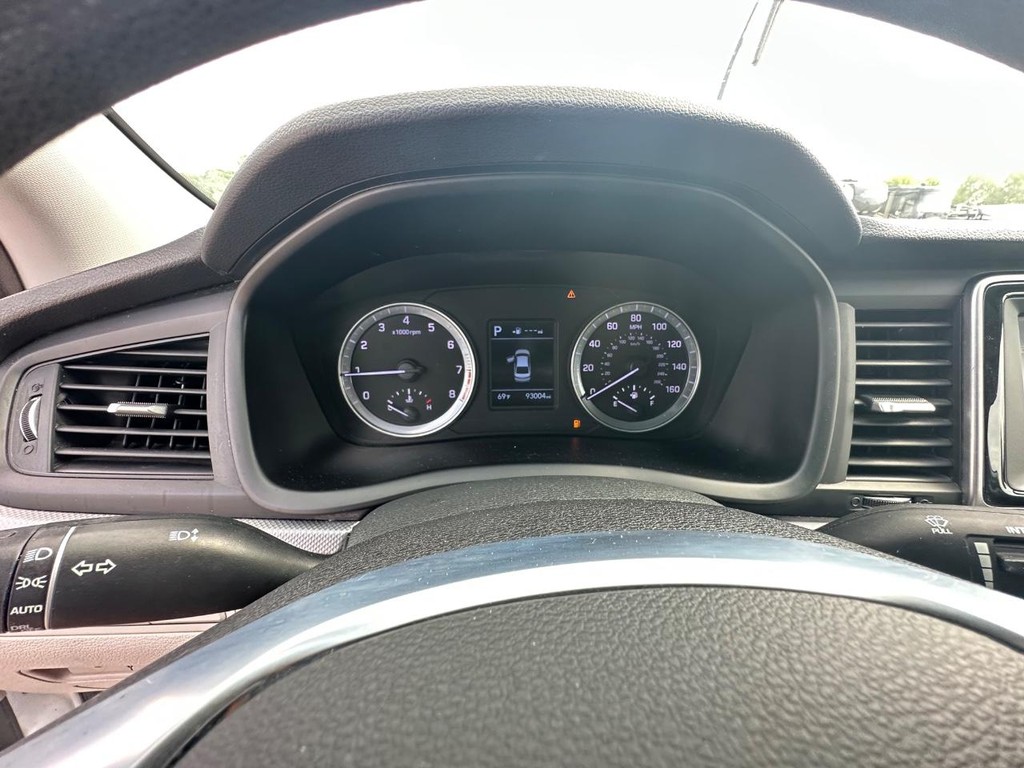 Hyundai Sonata Vehicle Full-screen Gallery Image 13