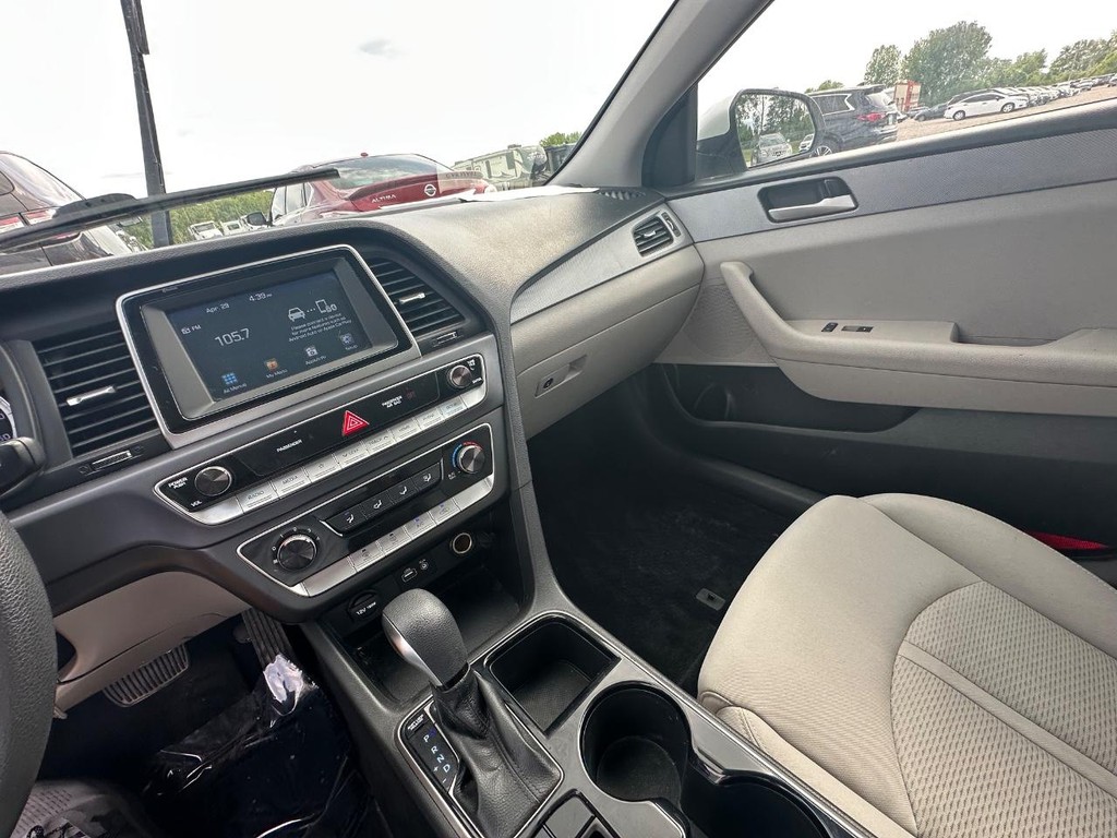 Hyundai Sonata Vehicle Full-screen Gallery Image 14