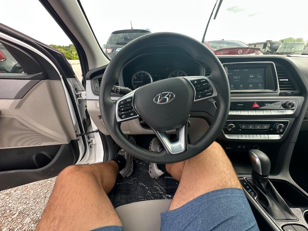 Hyundai Sonata Vehicle Full-screen Gallery Image 16