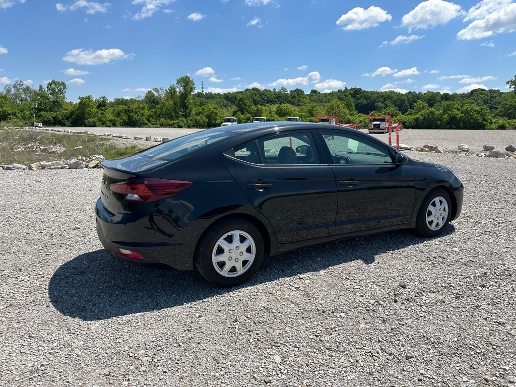 Hyundai Elantra Vehicle Full-screen Gallery Image 3