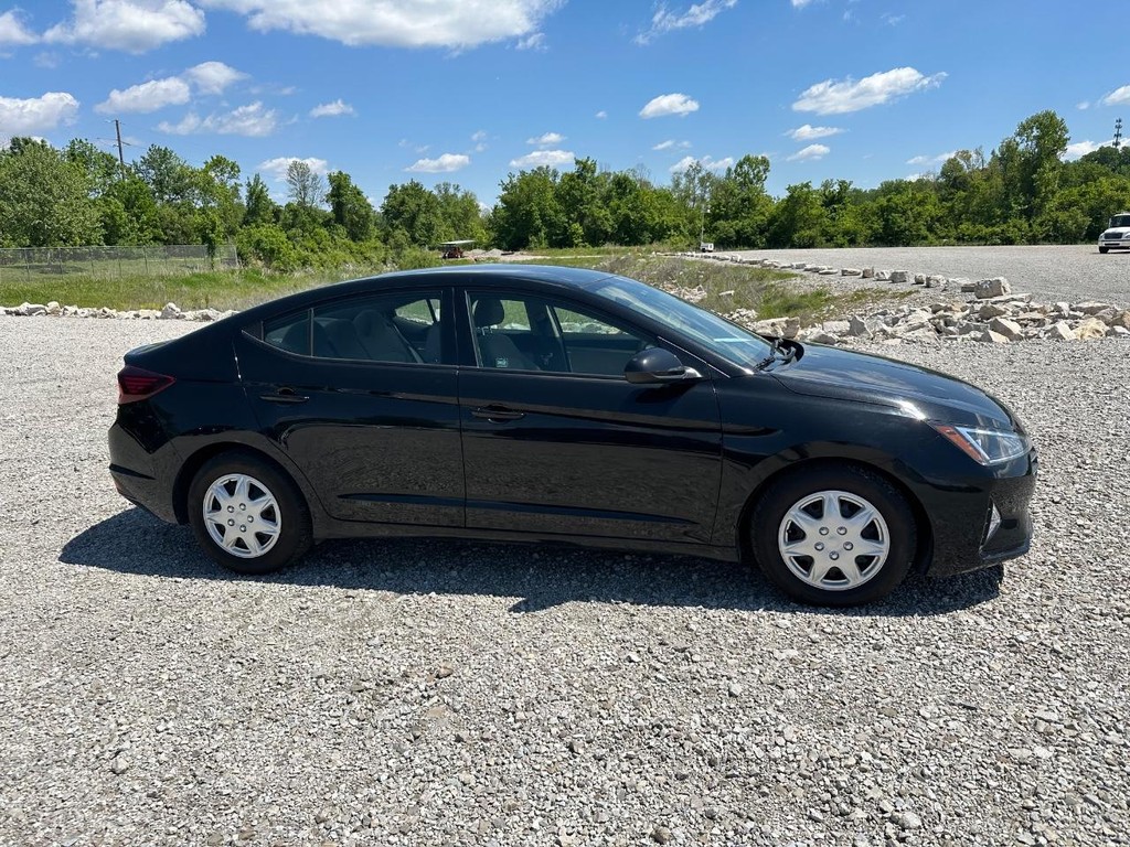 Hyundai Elantra Vehicle Full-screen Gallery Image 4