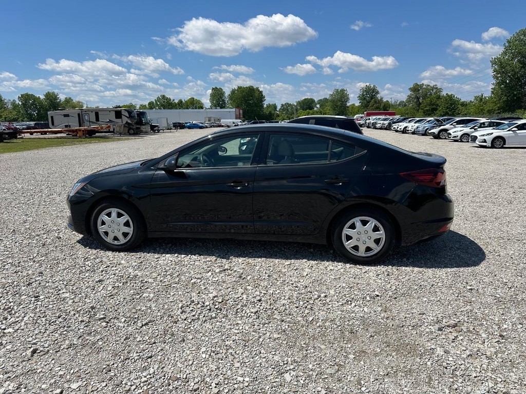 Hyundai Elantra Vehicle Full-screen Gallery Image 5