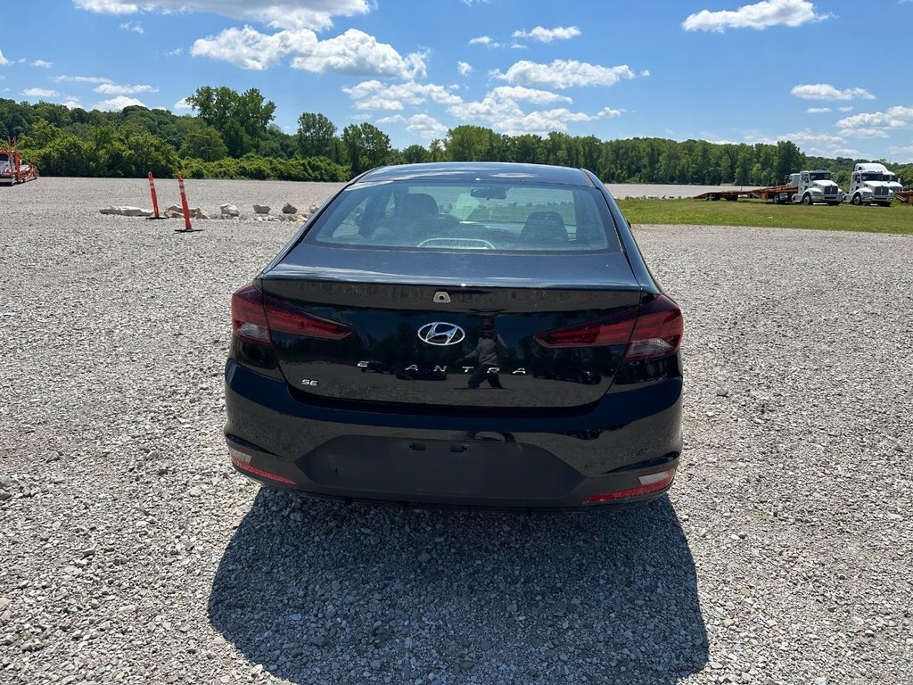Hyundai Elantra Vehicle Full-screen Gallery Image 7