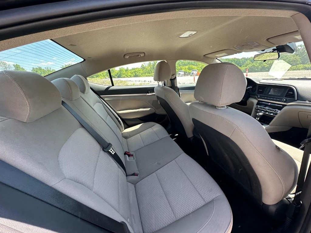 Hyundai Elantra Vehicle Full-screen Gallery Image 11