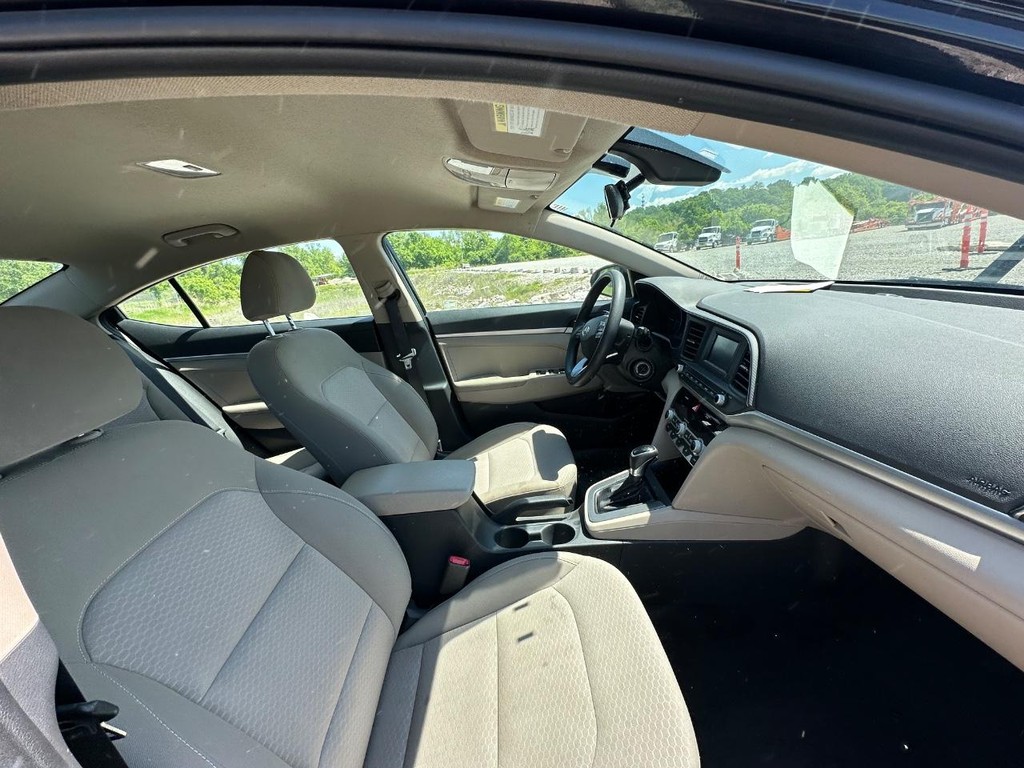 Hyundai Elantra Vehicle Full-screen Gallery Image 12