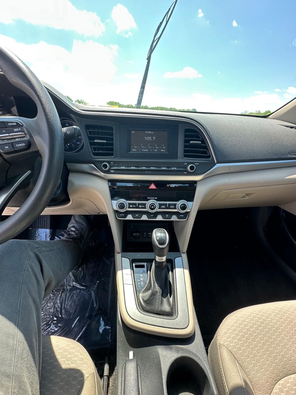 Hyundai Elantra Vehicle Full-screen Gallery Image 14