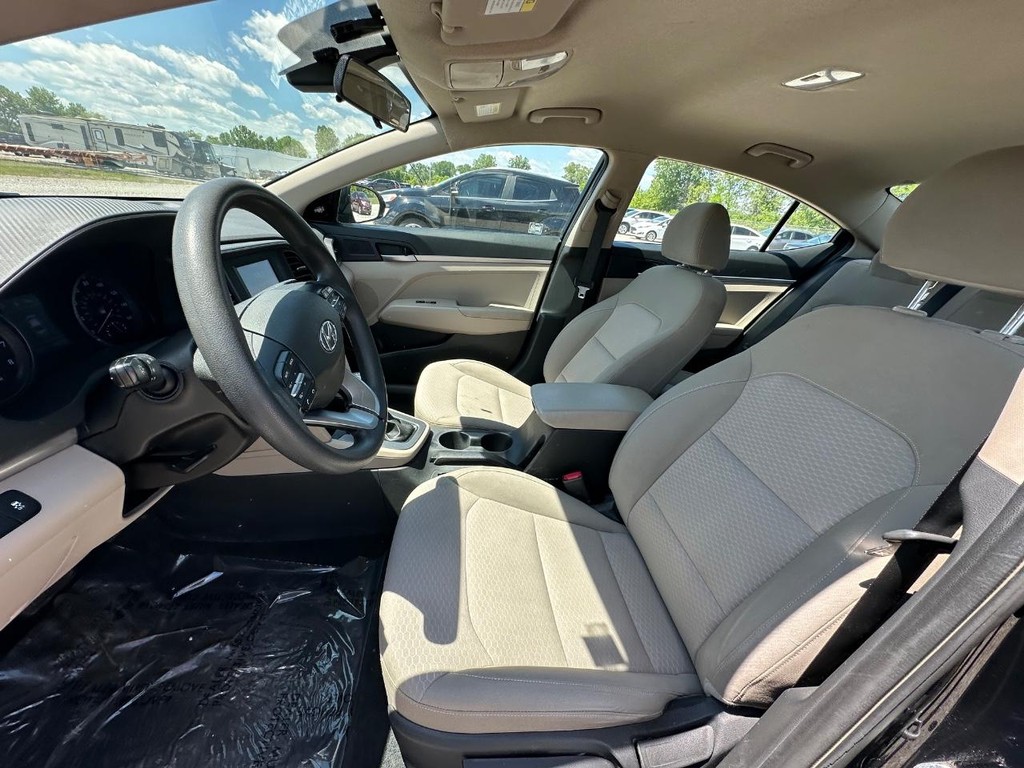 Hyundai Elantra Vehicle Full-screen Gallery Image 15