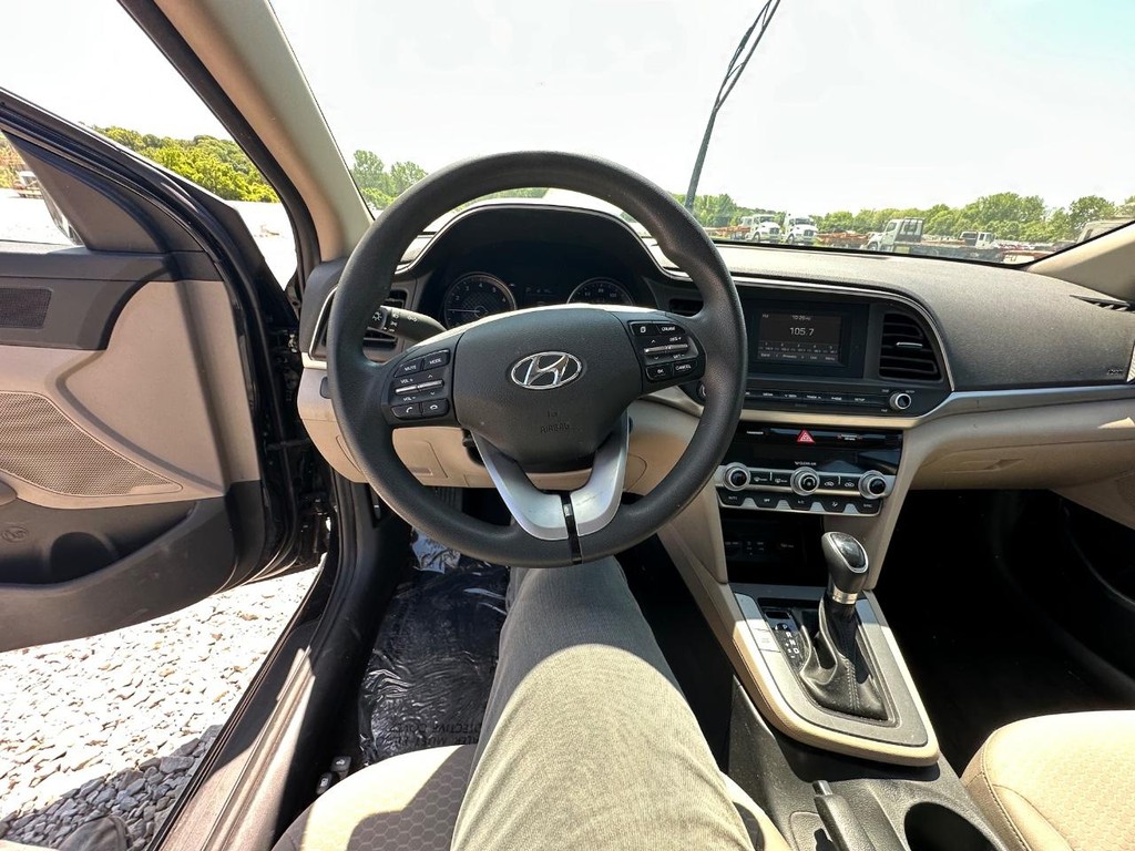 Hyundai Elantra Vehicle Full-screen Gallery Image 17