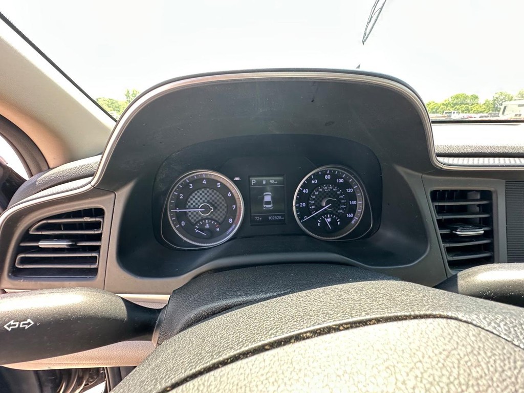 Hyundai Elantra Vehicle Full-screen Gallery Image 18