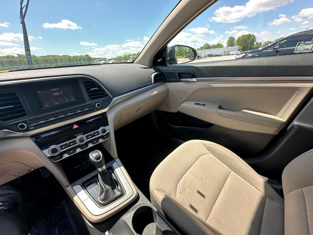 Hyundai Elantra Vehicle Full-screen Gallery Image 19