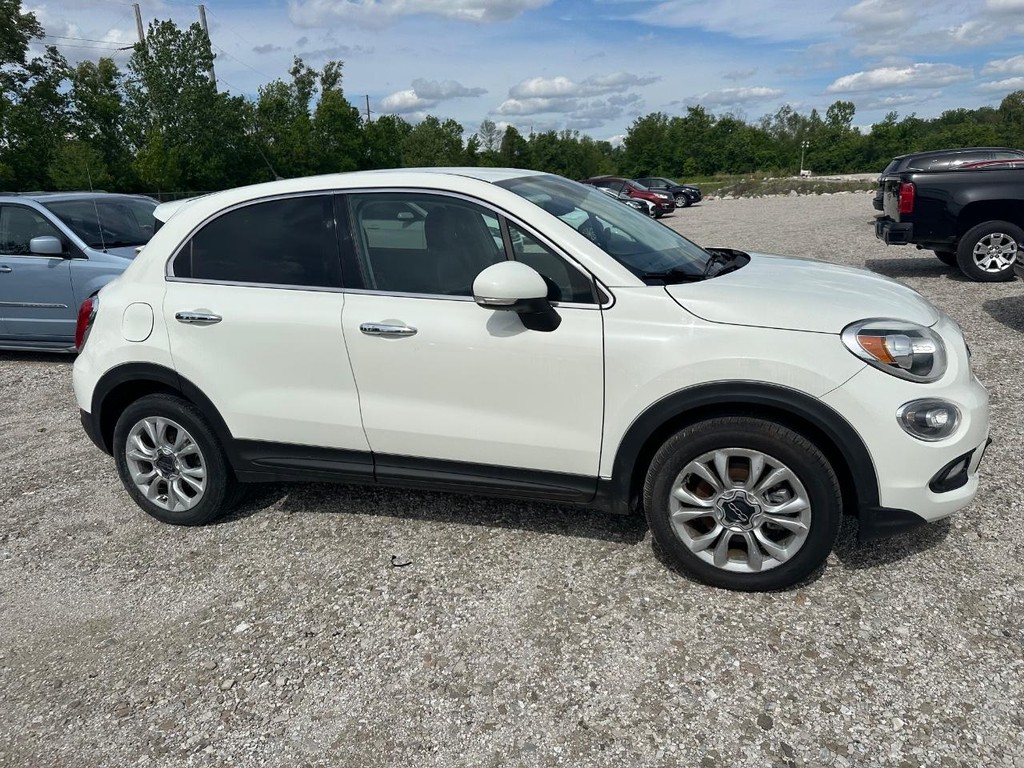 FIAT 500X Vehicle Full-screen Gallery Image 2
