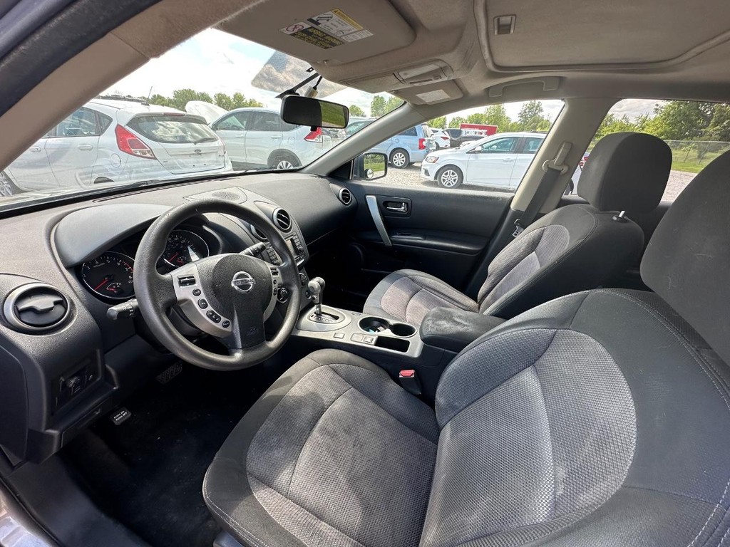 Nissan Rogue Vehicle Full-screen Gallery Image 8