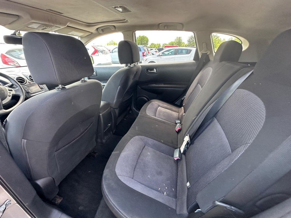 Nissan Rogue Vehicle Full-screen Gallery Image 9