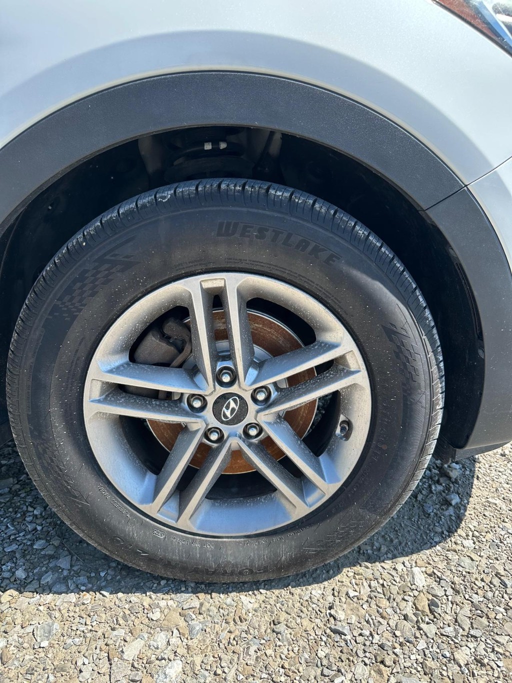 Hyundai Santa Fe Sport Vehicle Full-screen Gallery Image 9