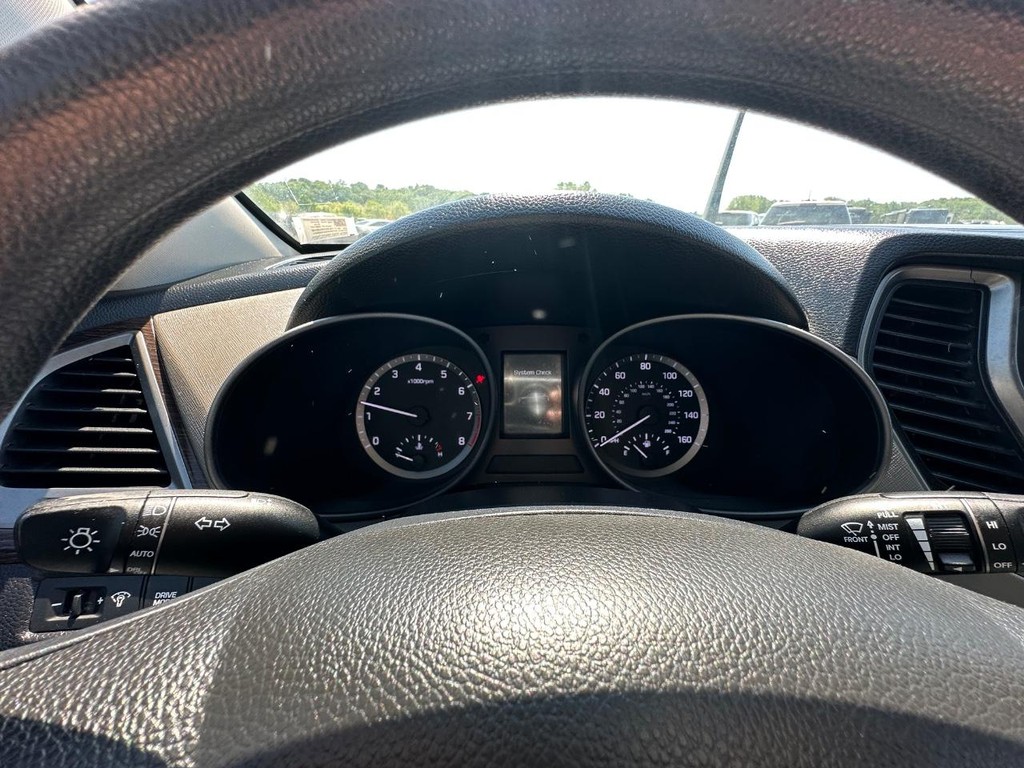 Hyundai Santa Fe Sport Vehicle Full-screen Gallery Image 16