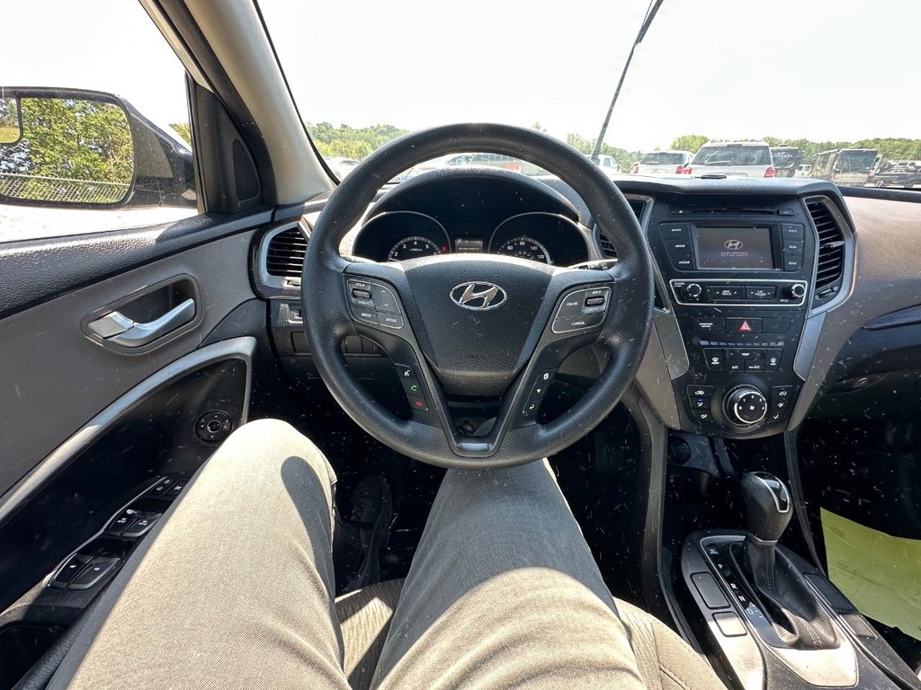 Hyundai Santa Fe Sport Vehicle Full-screen Gallery Image 17