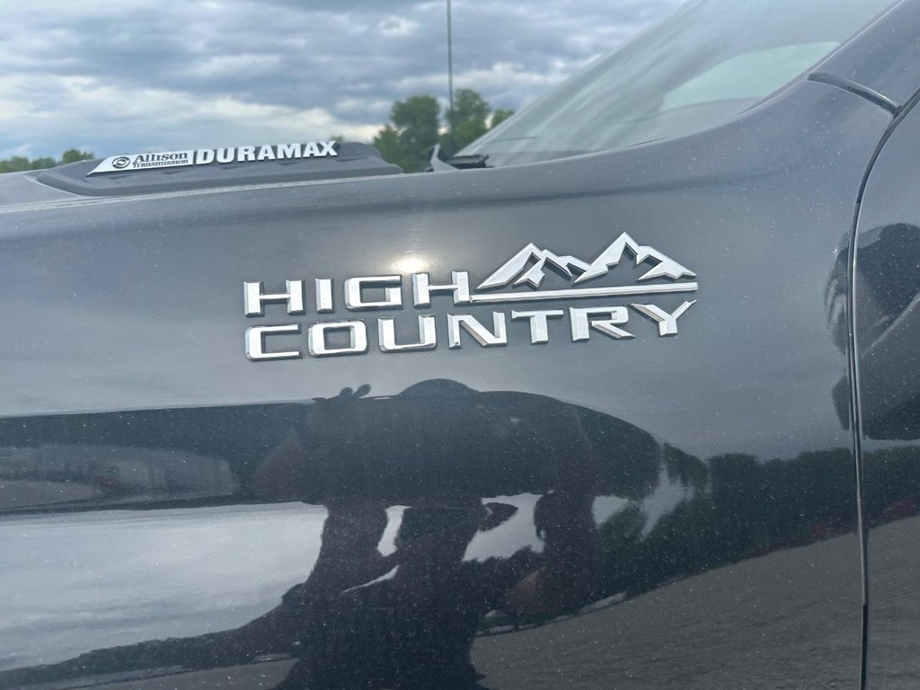 Chevrolet Silverado 2500HD Vehicle Full-screen Gallery Image 18