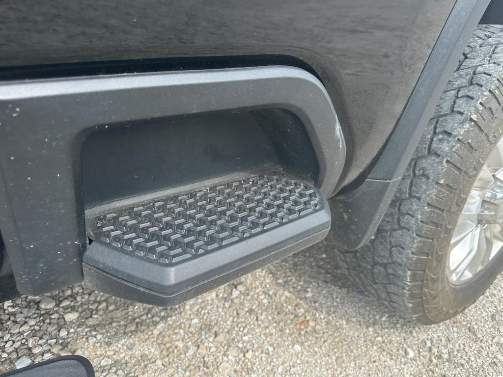 Chevrolet Silverado 2500HD Vehicle Full-screen Gallery Image 20