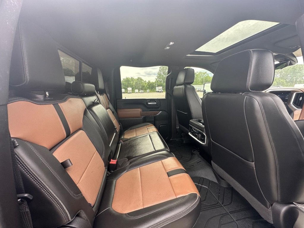 Chevrolet Silverado 2500HD Vehicle Full-screen Gallery Image 32